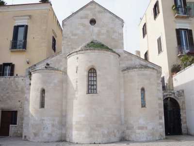La parte retrostante della chiesa � adagiata sulla frequentatissima piazza del Ferrarese. Fanno bella mostra di s� la testata con timpano triangolare forata al centro da una finestrella circolare e le tre absidi, due laterali e una centrale, tutte interrotte da monofore